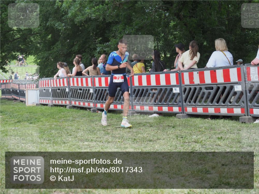 21.06.2025 - 27. Vierlanden-Triathlon KatJ http://msf.ph/oto/8017343 15.06.2025 13:16:32 Ziel 70 meine-sportfotos.de