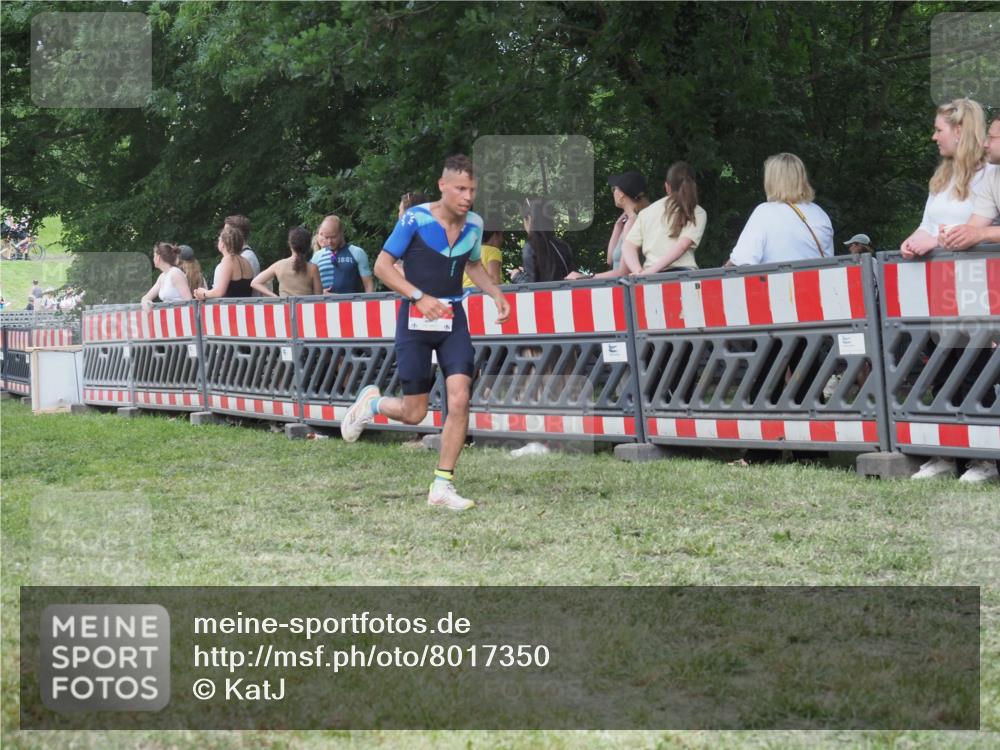 21.06.2025 - 27. Vierlanden-Triathlon KatJ http://msf.ph/oto/8017350 15.06.2025 13:16:32 Ziel 70 meine-sportfotos.de