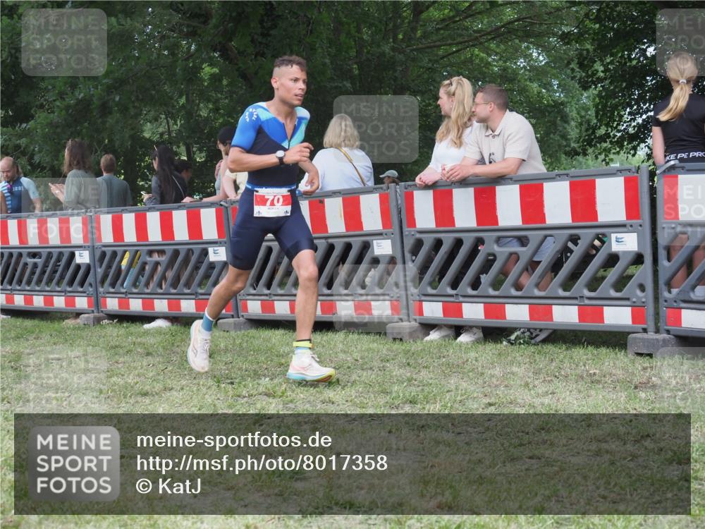 21.06.2025 - 27. Vierlanden-Triathlon KatJ http://msf.ph/oto/8017358 15.06.2025 13:16:32 Ziel 70 meine-sportfotos.de