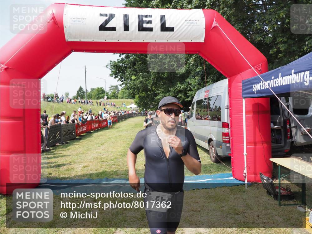 21.06.2025 - 27. Vierlanden-Triathlon MichiJ http://msf.ph/oto/8017362 15.06.2026 11:33:17 Ziel 317, 508, 606 meine-sportfotos.de