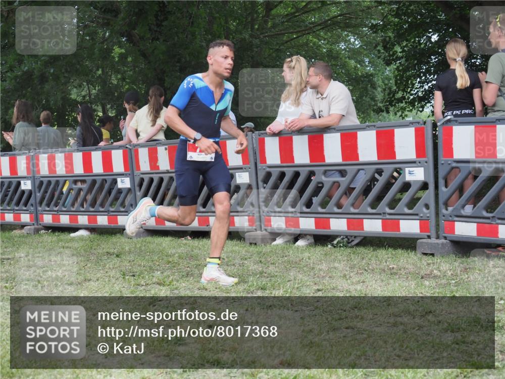 21.06.2025 - 27. Vierlanden-Triathlon KatJ http://msf.ph/oto/8017368 15.06.2025 13:16:33 Ziel 70 meine-sportfotos.de