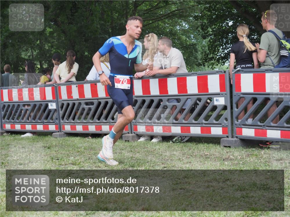 21.06.2025 - 27. Vierlanden-Triathlon KatJ http://msf.ph/oto/8017378 15.06.2025 13:16:33 Ziel 70 meine-sportfotos.de
