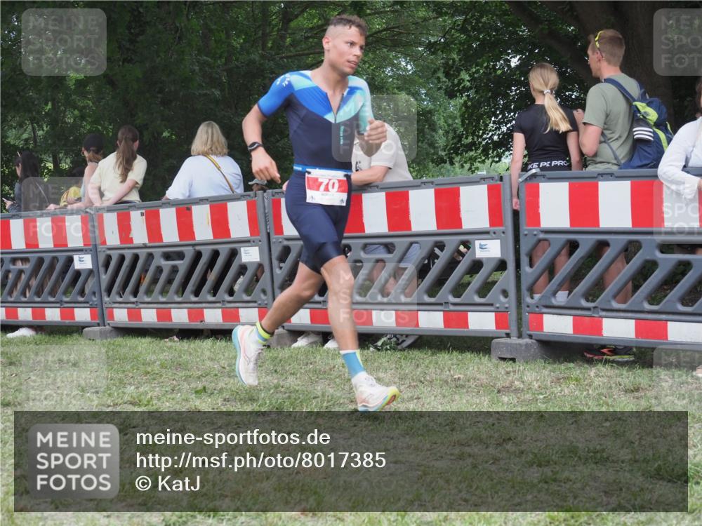 21.06.2025 - 27. Vierlanden-Triathlon KatJ http://msf.ph/oto/8017385 15.06.2025 13:16:33 Ziel 70 meine-sportfotos.de