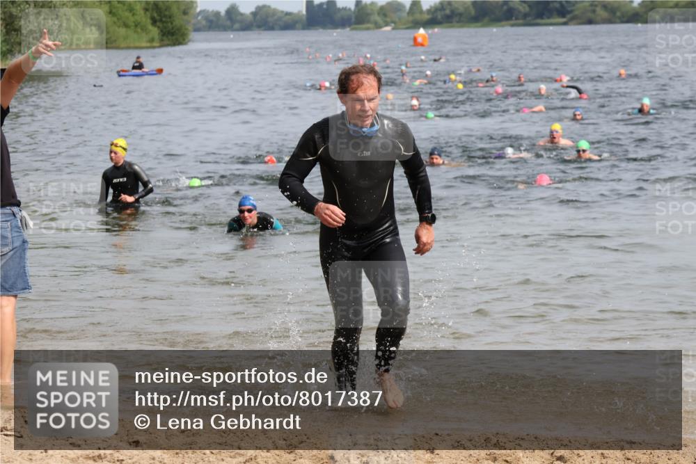 15.06.2025 - 27. Vierlanden-Triathlon Lena Gebhardt http://msf.ph/oto/8017387 15.06.2025 10:16:03 Schwimmen 445, 547, 606, 612 meine-sportfotos.de