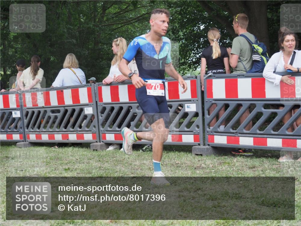 21.06.2025 - 27. Vierlanden-Triathlon KatJ http://msf.ph/oto/8017396 15.06.2025 13:16:33 Ziel 70 meine-sportfotos.de