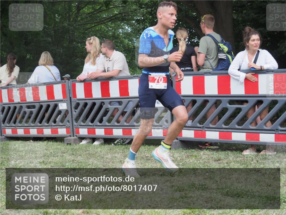 21.06.2025 - 27. Vierlanden-Triathlon KatJ http://msf.ph/oto/8017407 15.06.2025 13:16:33 Ziel 70 meine-sportfotos.de