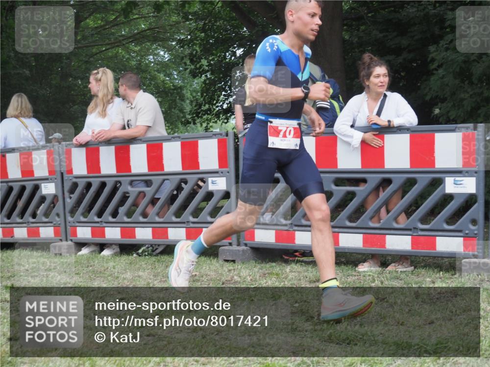 21.06.2025 - 27. Vierlanden-Triathlon KatJ http://msf.ph/oto/8017421 15.06.2025 13:16:33 Ziel 70 meine-sportfotos.de
