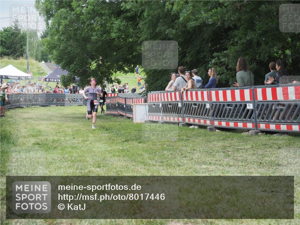 21.06.2025 - 27. Vierlanden-Triathlon KatJ http://msf.ph/oto/8017446 15.06.2025 13:17:35 Ziel 216, 862 meine-sportfotos.de
