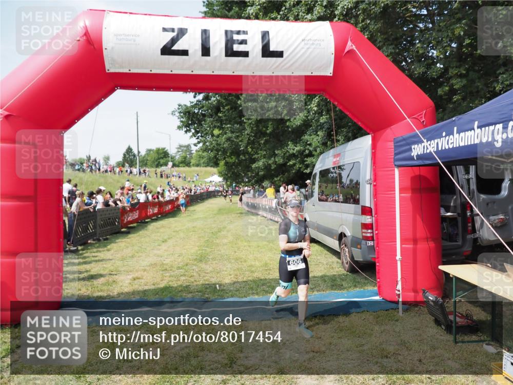 21.06.2025 - 27. Vierlanden-Triathlon MichiJ http://msf.ph/oto/8017454 15.06.2026 11:33:19 Ziel 317, 508, 606 meine-sportfotos.de