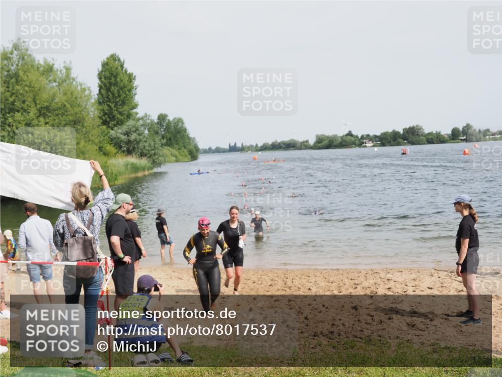 21.06.2025 - 27. Vierlanden-Triathlon MichiJ http://msf.ph/oto/8017537 15.06.2026 10:17:47 Schwimmen 493, 522, 537, 563, 571 meine-sportfotos.de