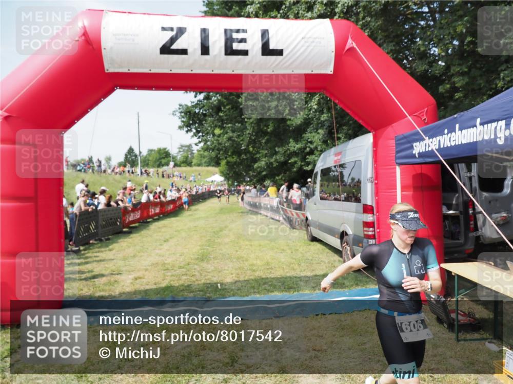21.06.2025 - 27. Vierlanden-Triathlon MichiJ http://msf.ph/oto/8017542 15.06.2026 11:33:20 Ziel 317, 508, 606 meine-sportfotos.de