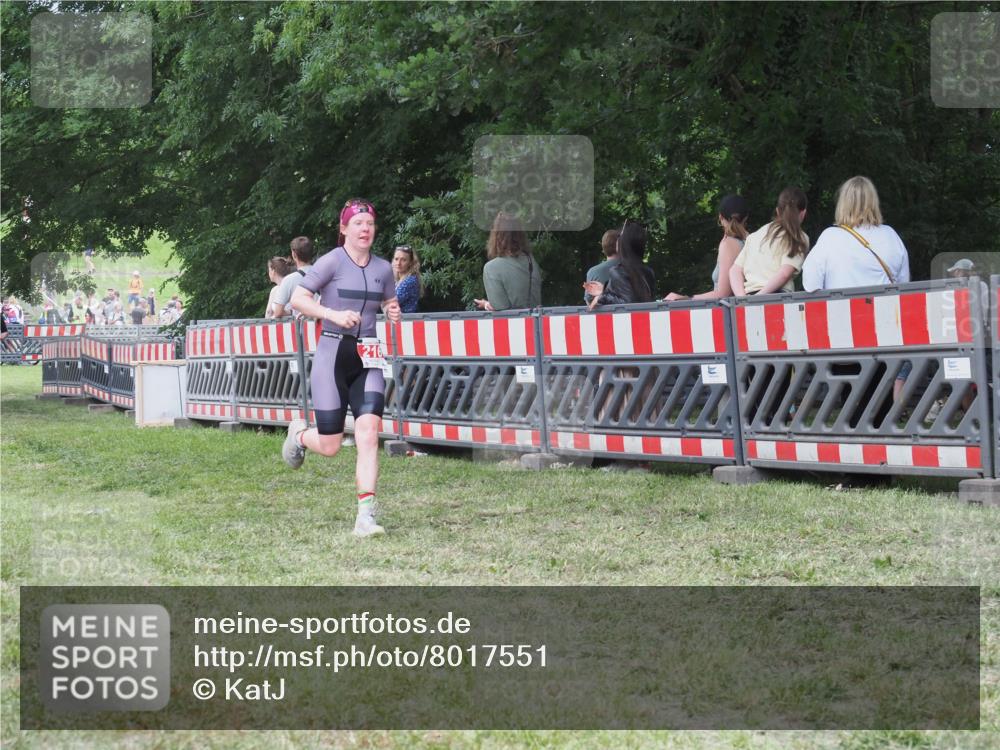 21.06.2025 - 27. Vierlanden-Triathlon KatJ http://msf.ph/oto/8017551 15.06.2025 13:17:37 Ziel 216, 862 meine-sportfotos.de