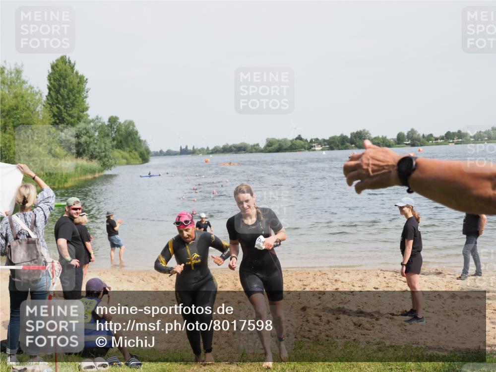 21.06.2025 - 27. Vierlanden-Triathlon MichiJ http://msf.ph/oto/8017598 15.06.2026 10:17:49 Schwimmen 493, 522, 563, 571 meine-sportfotos.de