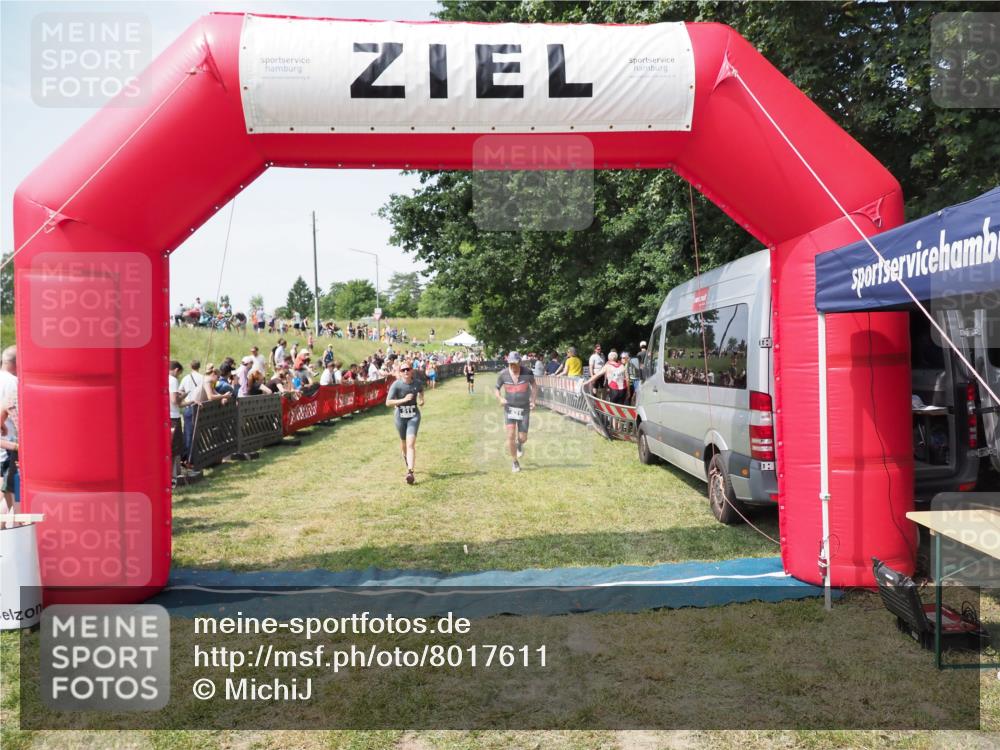 21.06.2025 - 27. Vierlanden-Triathlon MichiJ http://msf.ph/oto/8017611 15.06.2026 11:33:31 Ziel 431, 511 meine-sportfotos.de