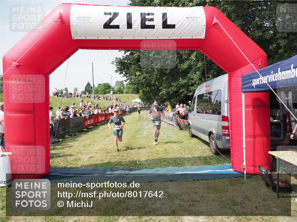 21.06.2025 - 27. Vierlanden-Triathlon MichiJ http://msf.ph/oto/8017642 15.06.2026 11:33:32 Ziel 431, 511 meine-sportfotos.de