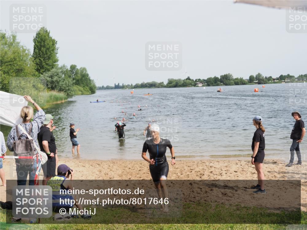 21.06.2025 - 27. Vierlanden-Triathlon MichiJ http://msf.ph/oto/8017646 15.06.2026 10:17:56 Schwimmen 522, 563, 571 meine-sportfotos.de