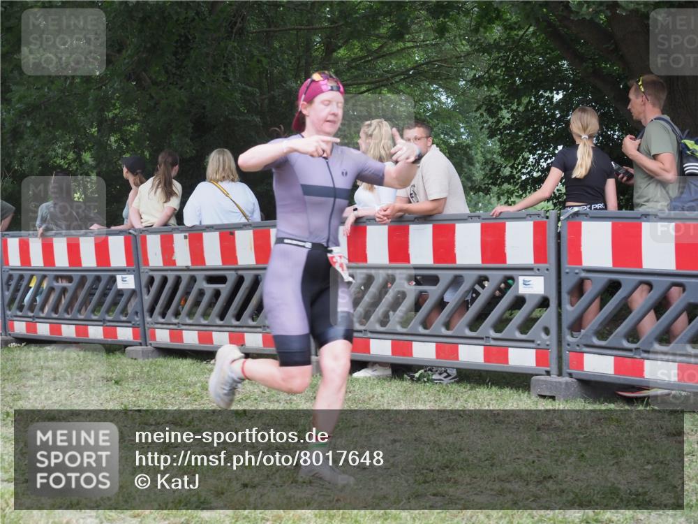 21.06.2025 - 27. Vierlanden-Triathlon KatJ http://msf.ph/oto/8017648 15.06.2025 13:17:39 Ziel 216, 862 meine-sportfotos.de