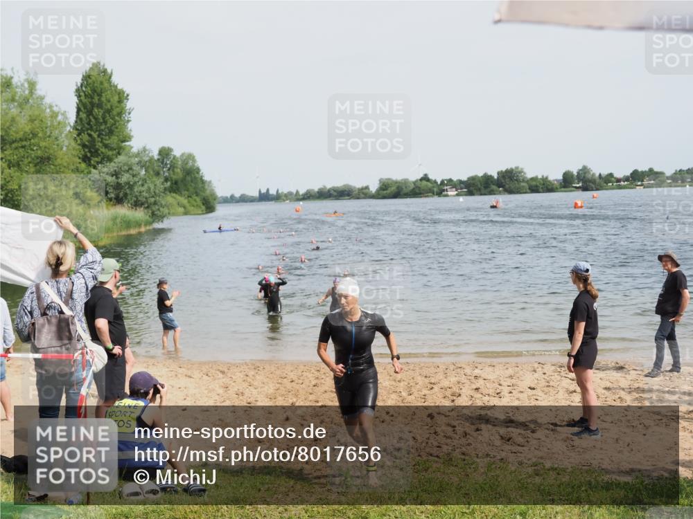 21.06.2025 - 27. Vierlanden-Triathlon MichiJ http://msf.ph/oto/8017656 15.06.2026 10:17:56 Schwimmen 522, 563, 571 meine-sportfotos.de
