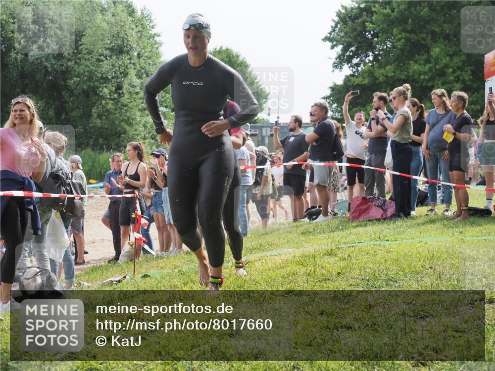 15.06.2025 - 27. Vierlanden-Triathlon KatJ http://msf.ph/oto/8017660 15.06.2025 10:17:01 Schwimmen 471, 484, 501, 551, 566, 567, 595, 610 meine-sportfotos.de