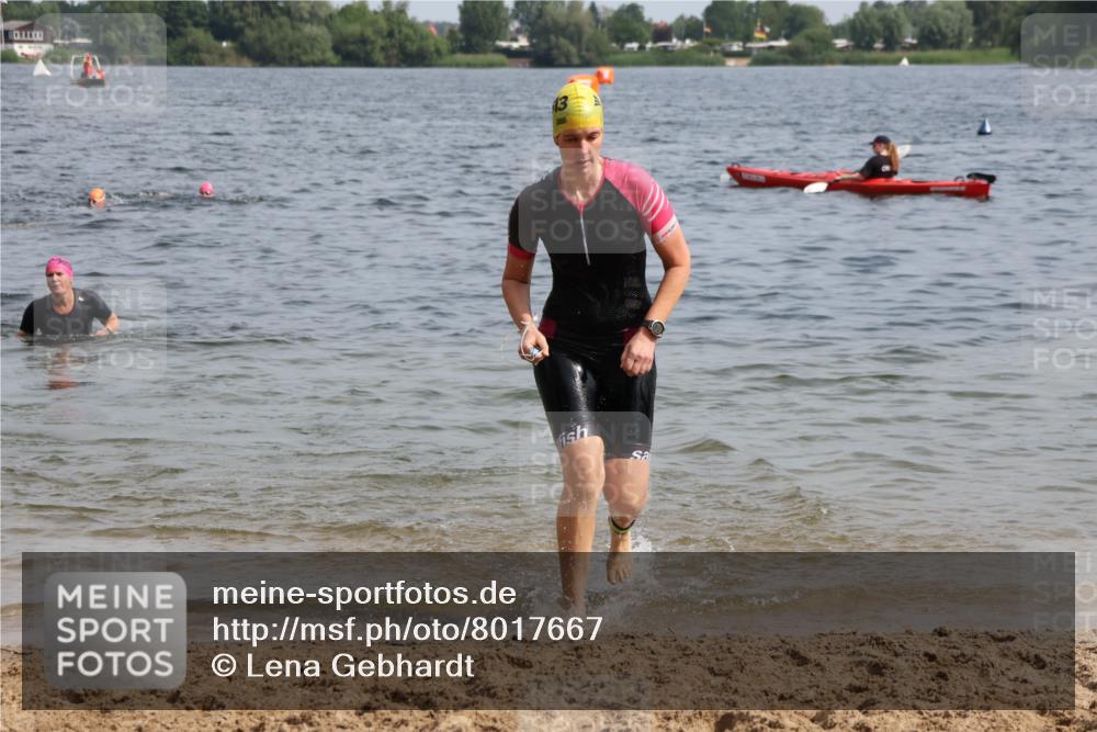 15.06.2025 - 27. Vierlanden-Triathlon Lena Gebhardt http://msf.ph/oto/8017667 15.06.2025 10:16:17 Schwimmen 477, 487, 489, 494, 523, 526, 611, 634 meine-sportfotos.de