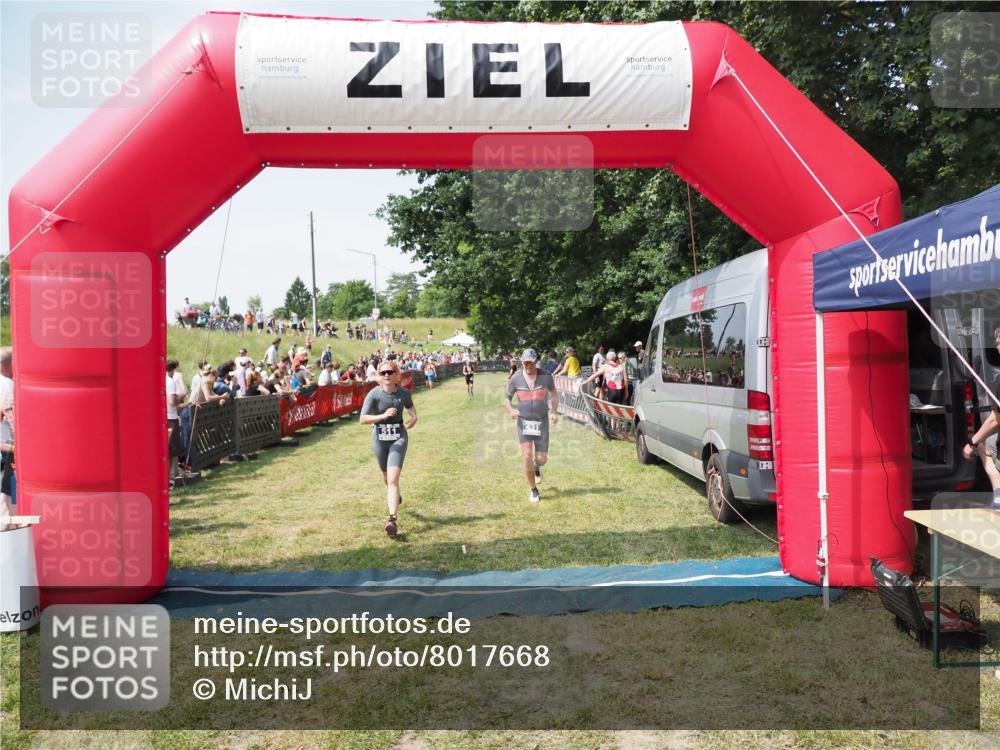 21.06.2025 - 27. Vierlanden-Triathlon MichiJ http://msf.ph/oto/8017668 15.06.2026 11:33:32 Ziel 431, 511 meine-sportfotos.de