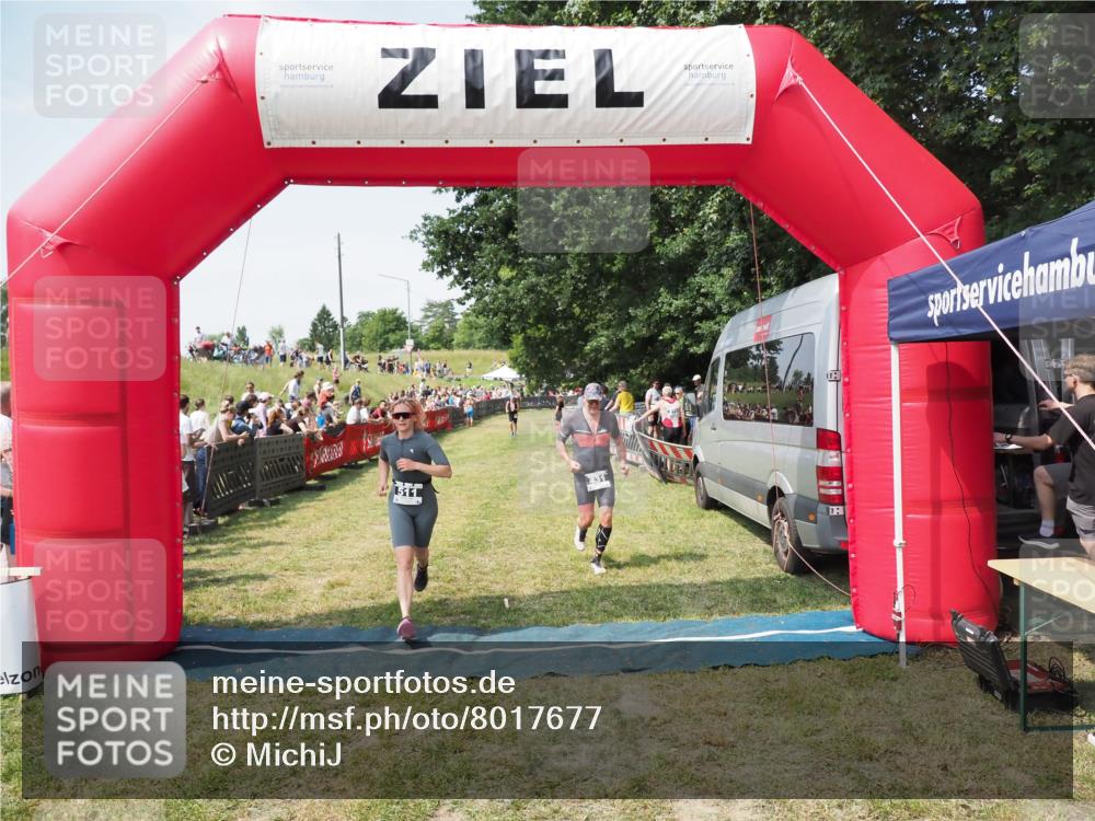 21.06.2025 - 27. Vierlanden-Triathlon MichiJ http://msf.ph/oto/8017677 15.06.2026 11:33:32 Ziel 431, 511 meine-sportfotos.de
