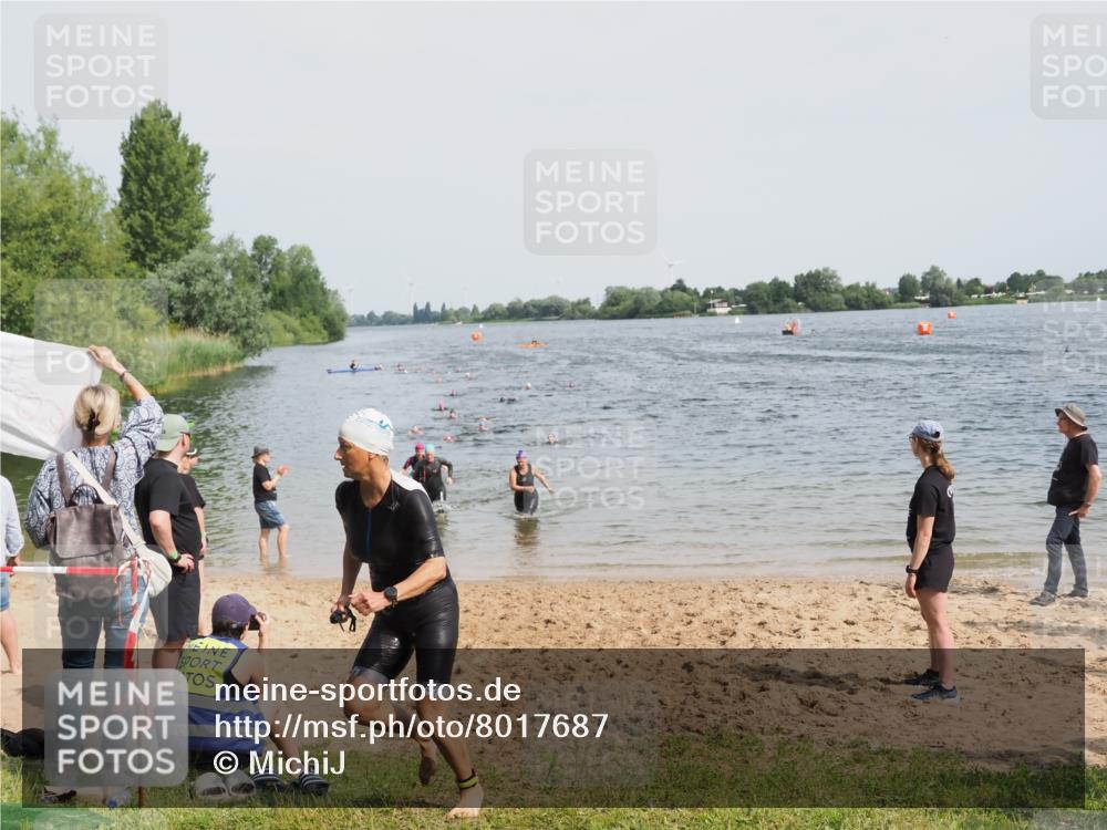 21.06.2025 - 27. Vierlanden-Triathlon MichiJ http://msf.ph/oto/8017687 15.06.2026 10:17:57 Schwimmen 515, 522, 563, 571 meine-sportfotos.de