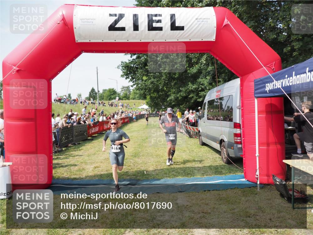 21.06.2025 - 27. Vierlanden-Triathlon MichiJ http://msf.ph/oto/8017690 15.06.2026 11:33:33 Ziel 431, 511 meine-sportfotos.de