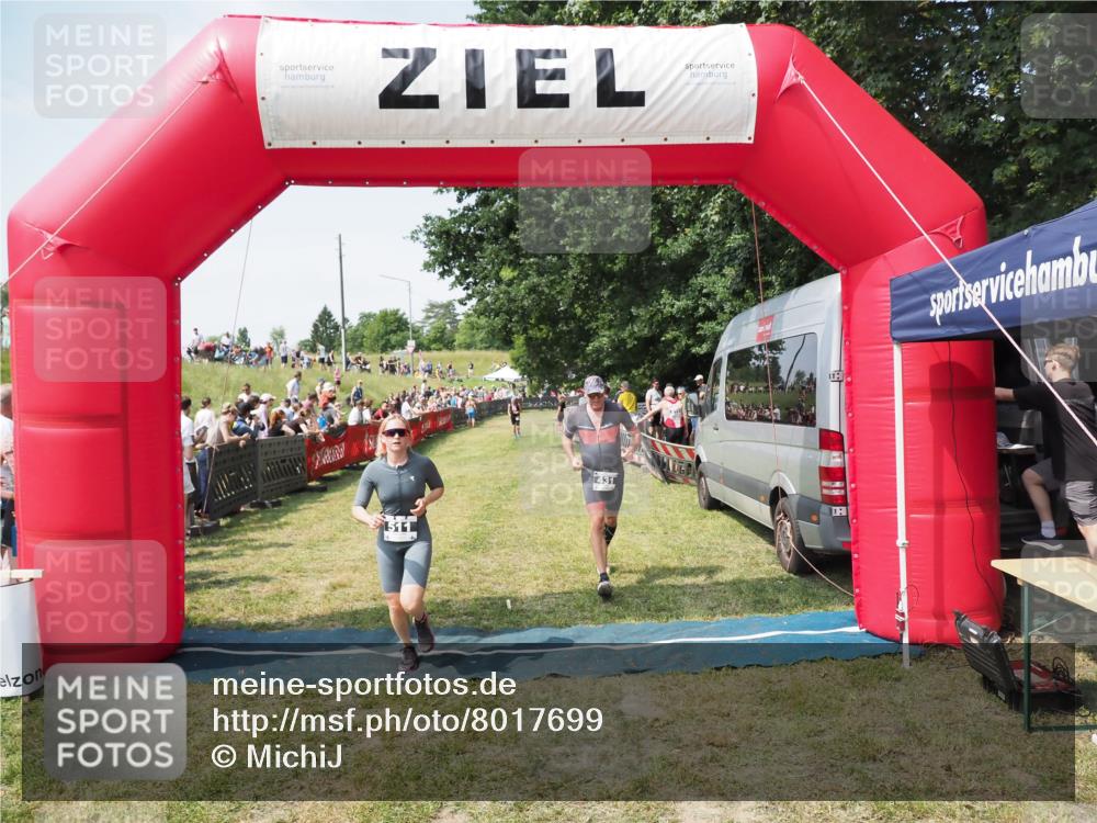 21.06.2025 - 27. Vierlanden-Triathlon MichiJ http://msf.ph/oto/8017699 15.06.2026 11:33:33 Ziel 431, 511 meine-sportfotos.de