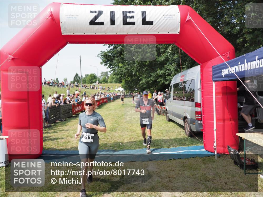 21.06.2025 - 27. Vierlanden-Triathlon MichiJ http://msf.ph/oto/8017743 15.06.2026 11:33:33 Ziel 431, 511 meine-sportfotos.de
