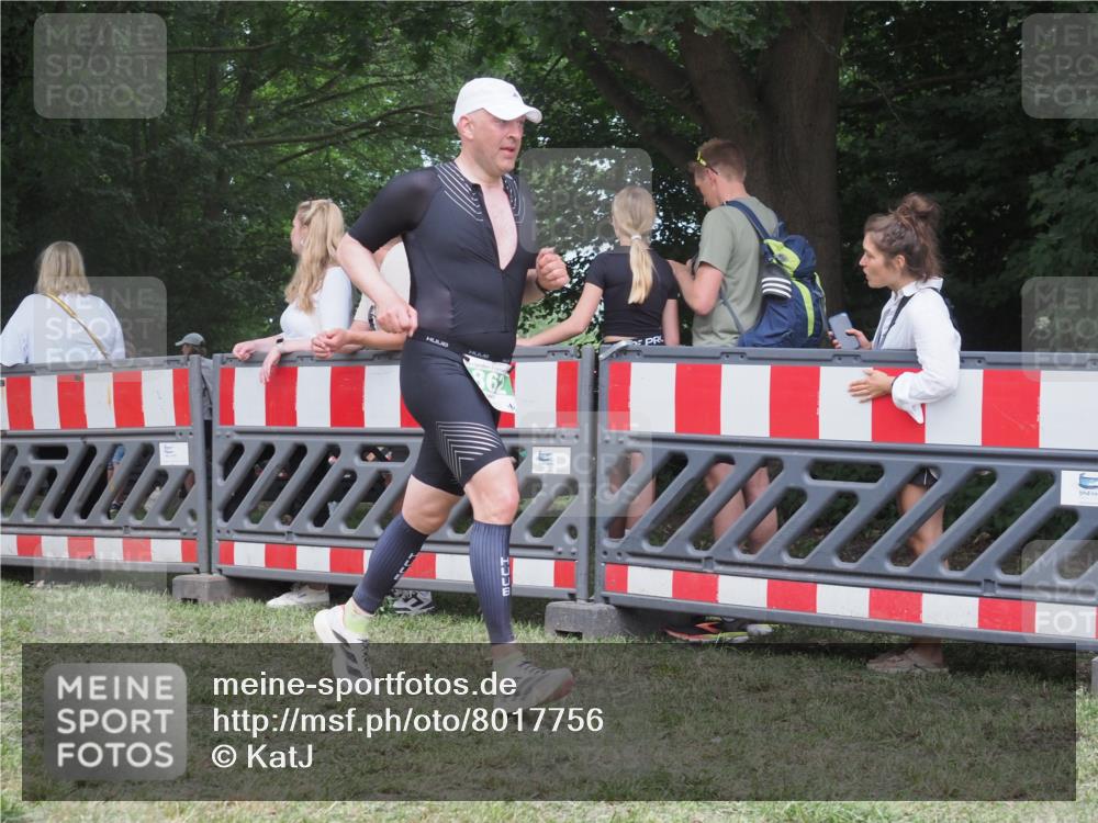 21.06.2025 - 27. Vierlanden-Triathlon KatJ http://msf.ph/oto/8017756 15.06.2025 13:17:45 Ziel 132, 862 meine-sportfotos.de