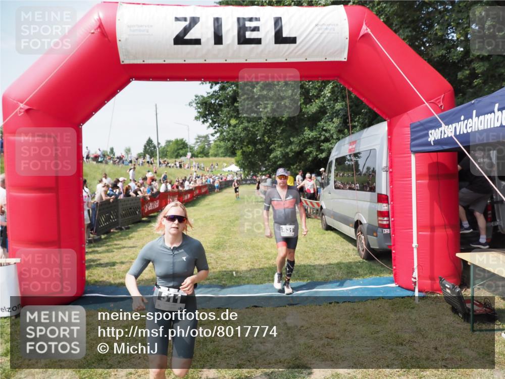 21.06.2025 - 27. Vierlanden-Triathlon MichiJ http://msf.ph/oto/8017774 15.06.2026 11:33:33 Ziel 431, 511 meine-sportfotos.de