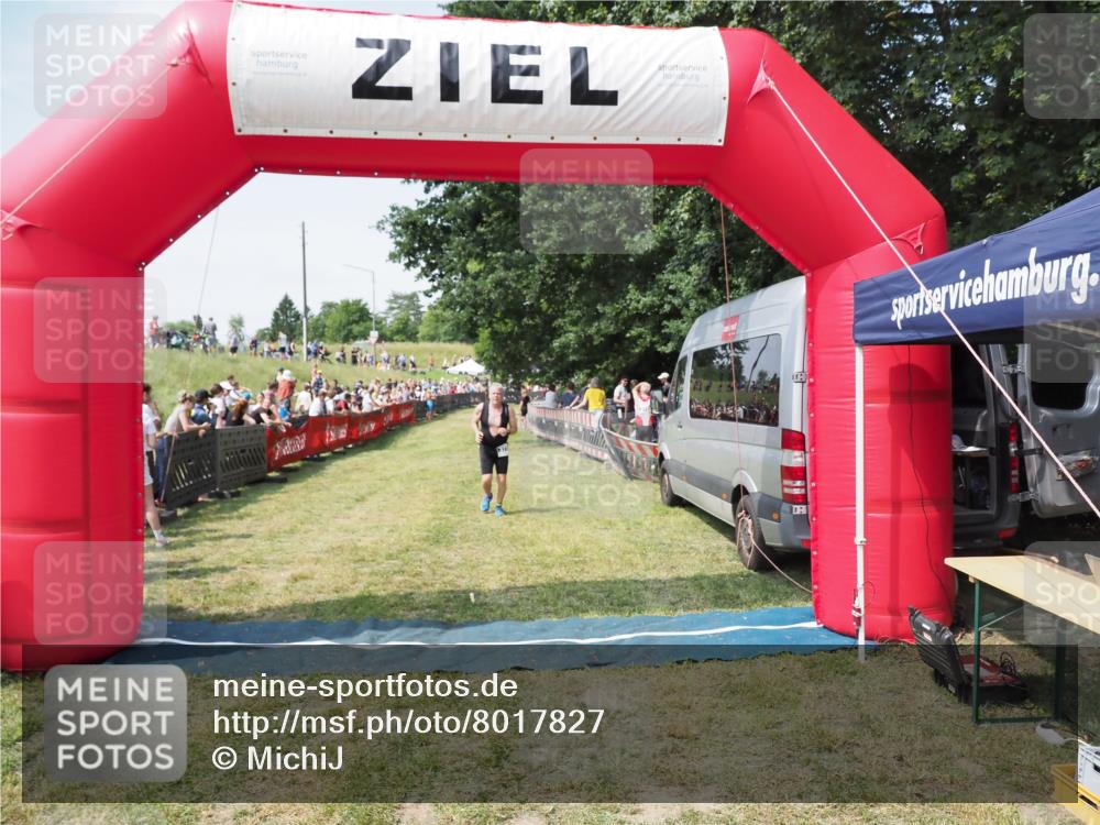 21.06.2025 - 27. Vierlanden-Triathlon MichiJ http://msf.ph/oto/8017827 15.06.2026 11:33:42 Ziel 373 meine-sportfotos.de