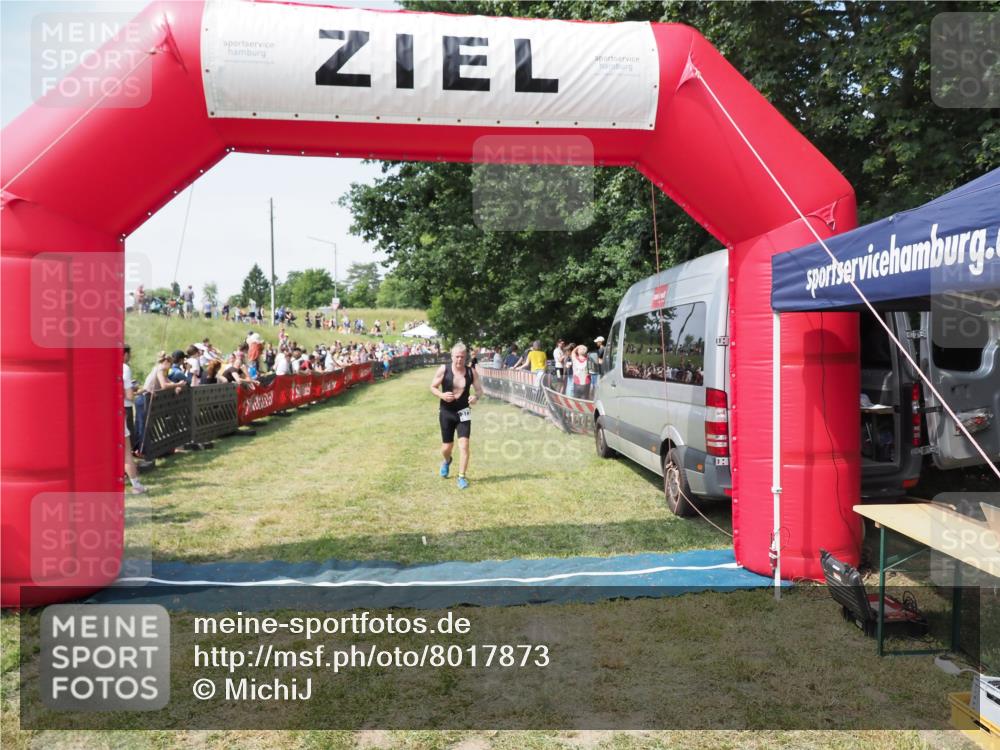 21.06.2025 - 27. Vierlanden-Triathlon MichiJ http://msf.ph/oto/8017873 15.06.2026 11:33:42 Ziel 373 meine-sportfotos.de