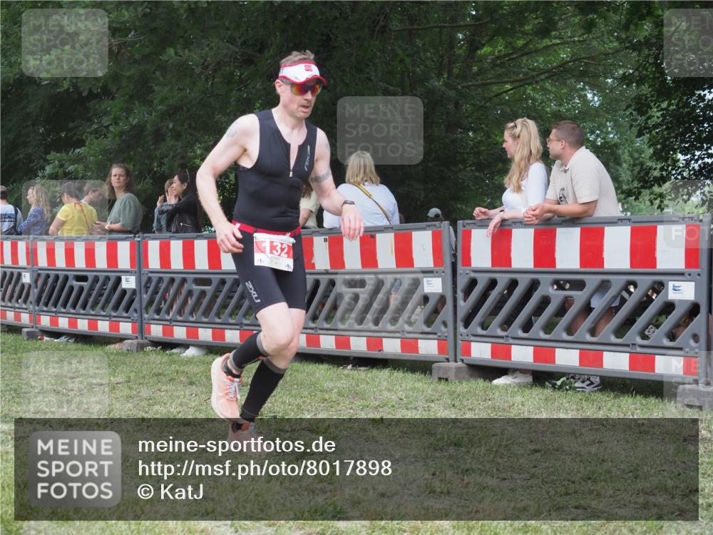 21.06.2025 - 27. Vierlanden-Triathlon KatJ http://msf.ph/oto/8017898 15.06.2025 13:17:52 Ziel 132, 196, 816 meine-sportfotos.de