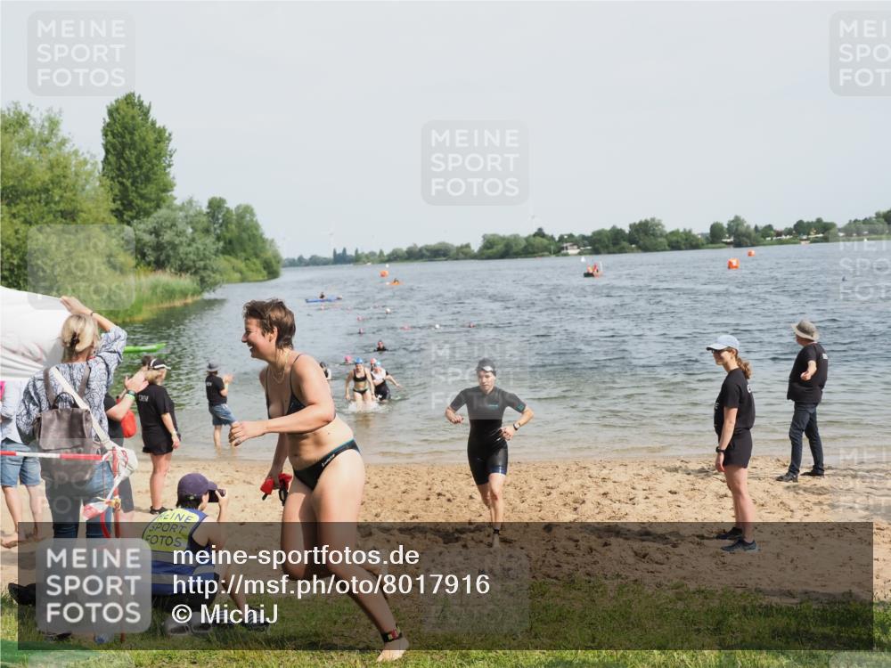 21.06.2025 - 27. Vierlanden-Triathlon MichiJ http://msf.ph/oto/8017916 15.06.2026 10:18:18 Schwimmen 535, 568, 586 meine-sportfotos.de