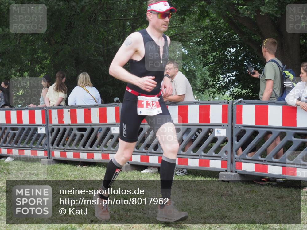 21.06.2025 - 27. Vierlanden-Triathlon KatJ http://msf.ph/oto/8017962 15.06.2025 13:17:53 Ziel 132, 196, 816 meine-sportfotos.de