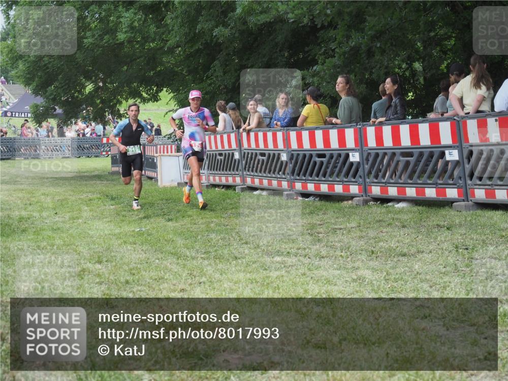 21.06.2025 - 27. Vierlanden-Triathlon KatJ http://msf.ph/oto/8017993 15.06.2025 13:17:55 Ziel 196, 816 meine-sportfotos.de