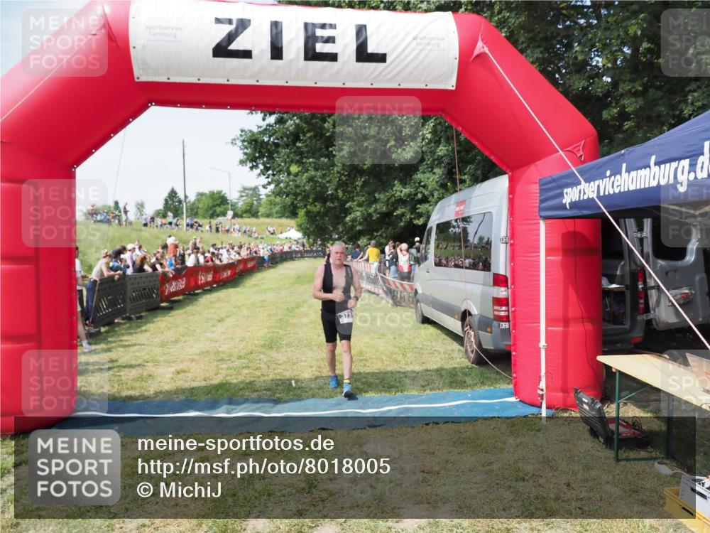 21.06.2025 - 27. Vierlanden-Triathlon MichiJ http://msf.ph/oto/8018005 15.06.2026 11:33:44 Ziel 373 meine-sportfotos.de