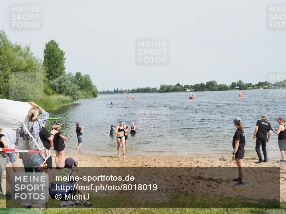 21.06.2025 - 27. Vierlanden-Triathlon MichiJ http://msf.ph/oto/8018019 15.06.2026 10:18:22 Schwimmen 495, 535, 568, 586 meine-sportfotos.de