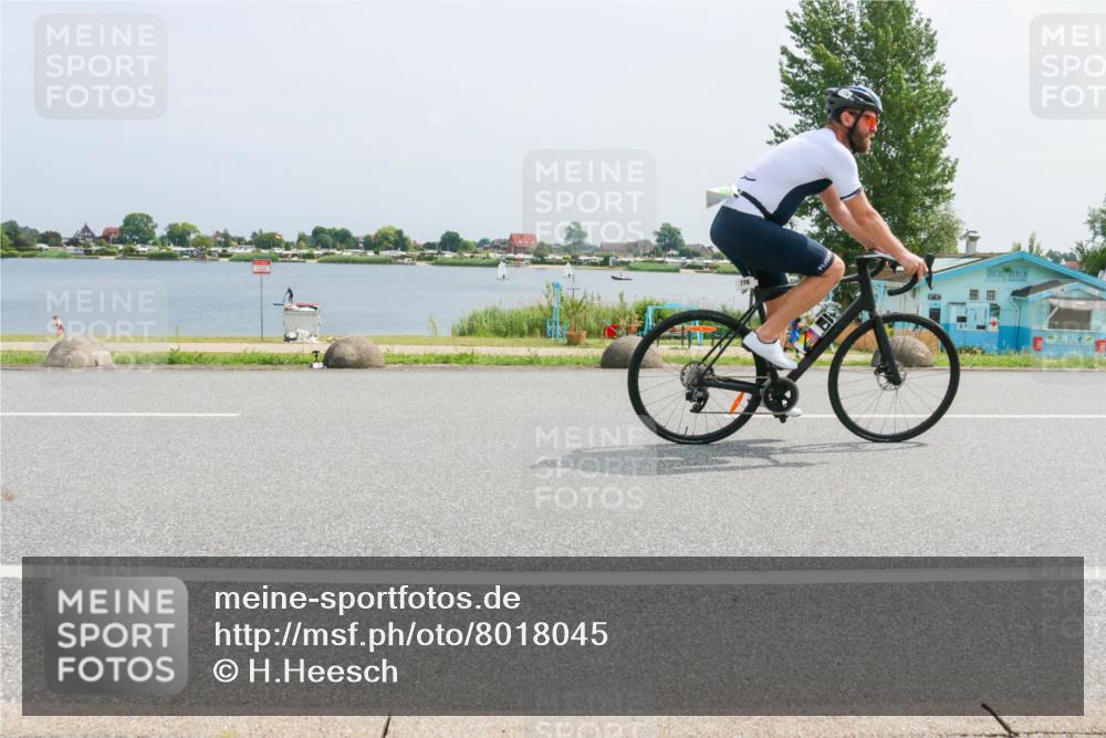 21.06.2025 - 27. Vierlanden-Triathlon H.Heesch http://msf.ph/oto/8018045 15.06.2025 12:00:05 Radfahren 776, 825 meine-sportfotos.de