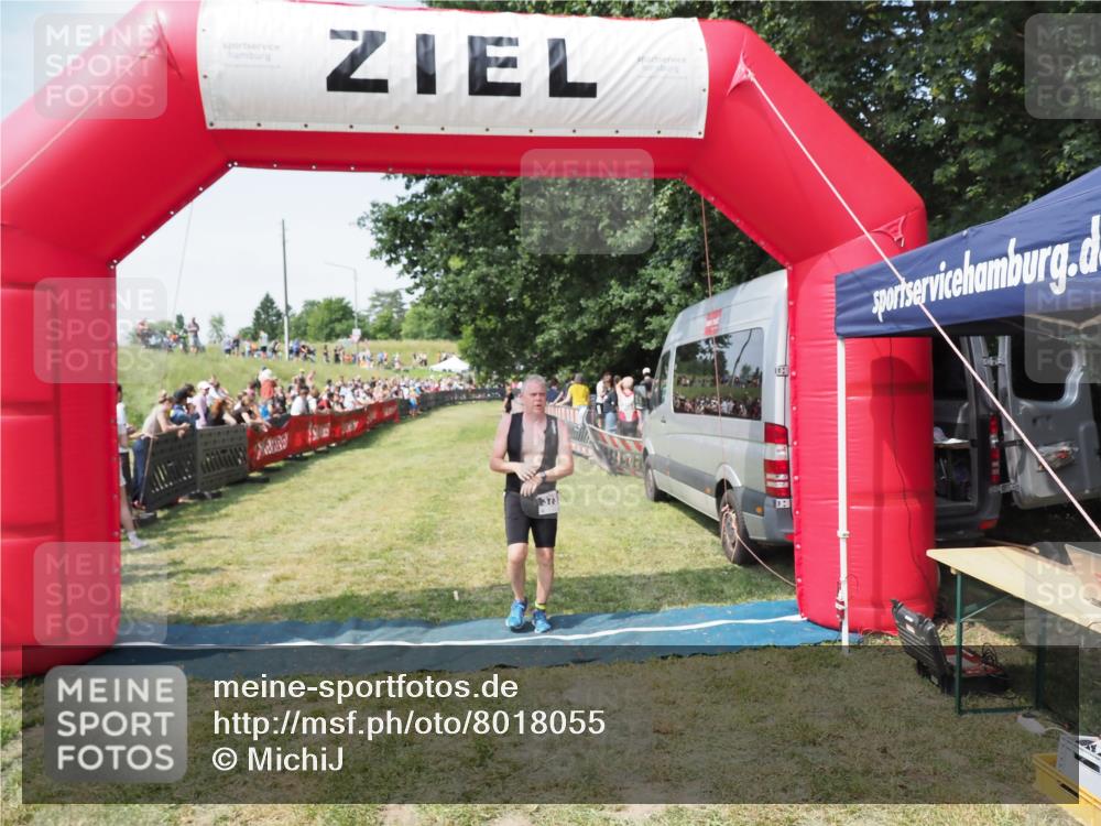 21.06.2025 - 27. Vierlanden-Triathlon MichiJ http://msf.ph/oto/8018055 15.06.2026 11:33:44 Ziel 373 meine-sportfotos.de