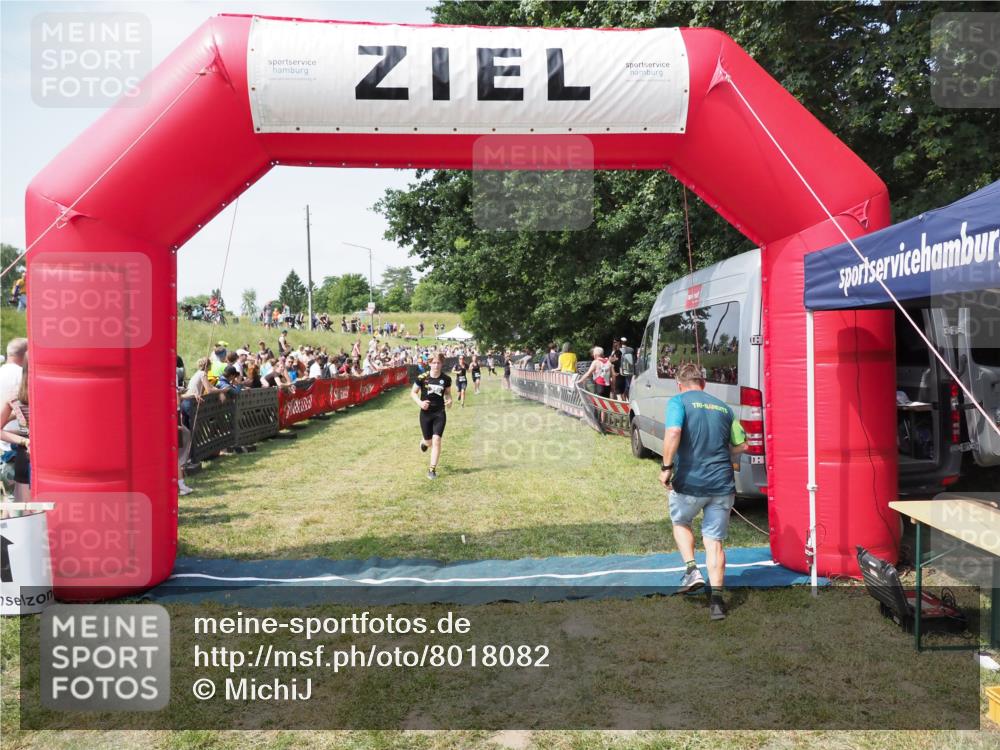 21.06.2025 - 27. Vierlanden-Triathlon MichiJ http://msf.ph/oto/8018082 15.06.2026 11:34:03 Ziel  meine-sportfotos.de