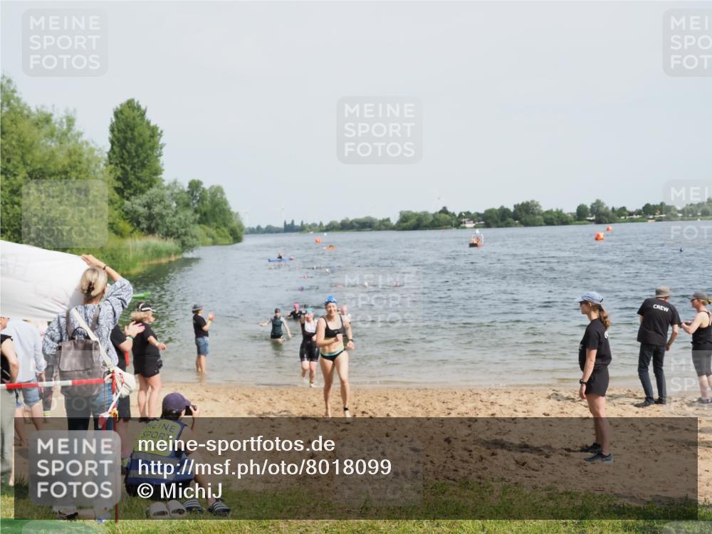 21.06.2025 - 27. Vierlanden-Triathlon MichiJ http://msf.ph/oto/8018099 15.06.2026 10:18:23 Schwimmen 495, 535, 568, 586 meine-sportfotos.de