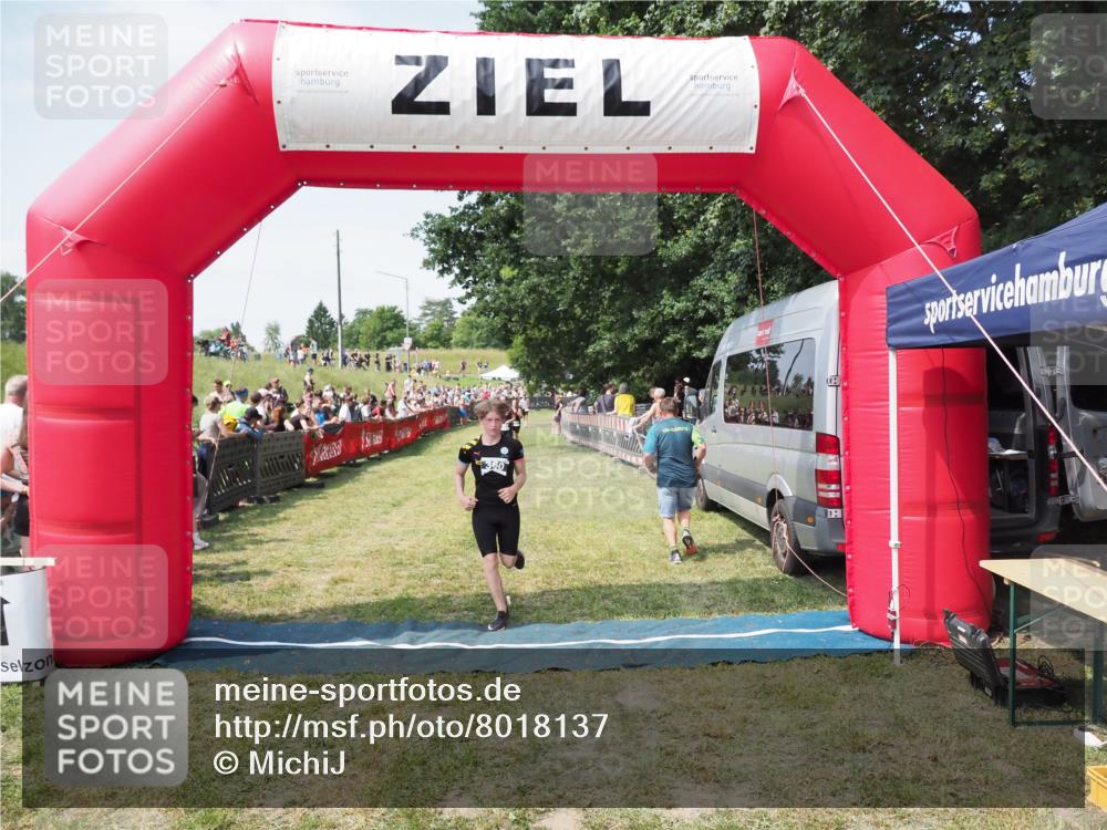 21.06.2025 - 27. Vierlanden-Triathlon MichiJ http://msf.ph/oto/8018137 15.06.2026 11:34:04 Ziel 582 meine-sportfotos.de