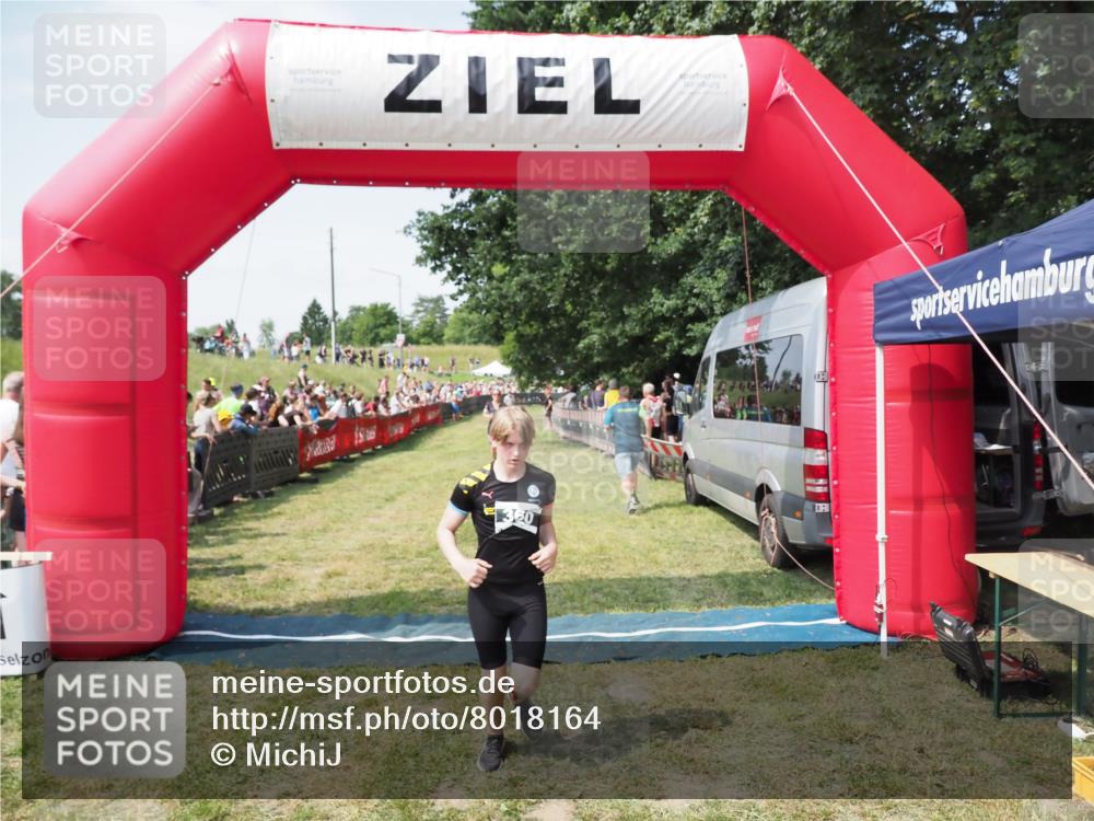 21.06.2025 - 27. Vierlanden-Triathlon MichiJ http://msf.ph/oto/8018164 15.06.2026 11:34:05 Ziel 582 meine-sportfotos.de