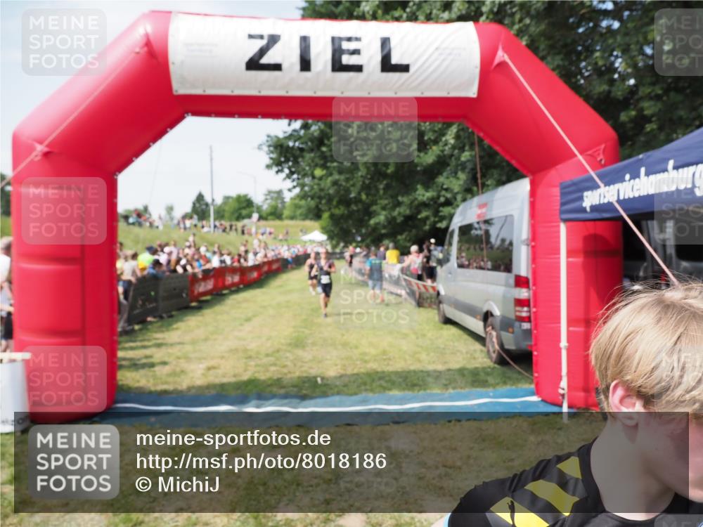 21.06.2025 - 27. Vierlanden-Triathlon MichiJ http://msf.ph/oto/8018186 15.06.2026 11:34:06 Ziel 521, 582 meine-sportfotos.de