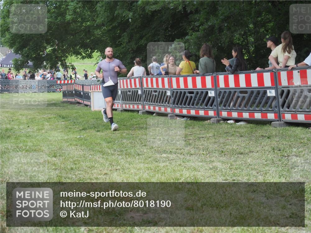 21.06.2025 - 27. Vierlanden-Triathlon KatJ http://msf.ph/oto/8018190 15.06.2025 13:18:04 Ziel 691 meine-sportfotos.de