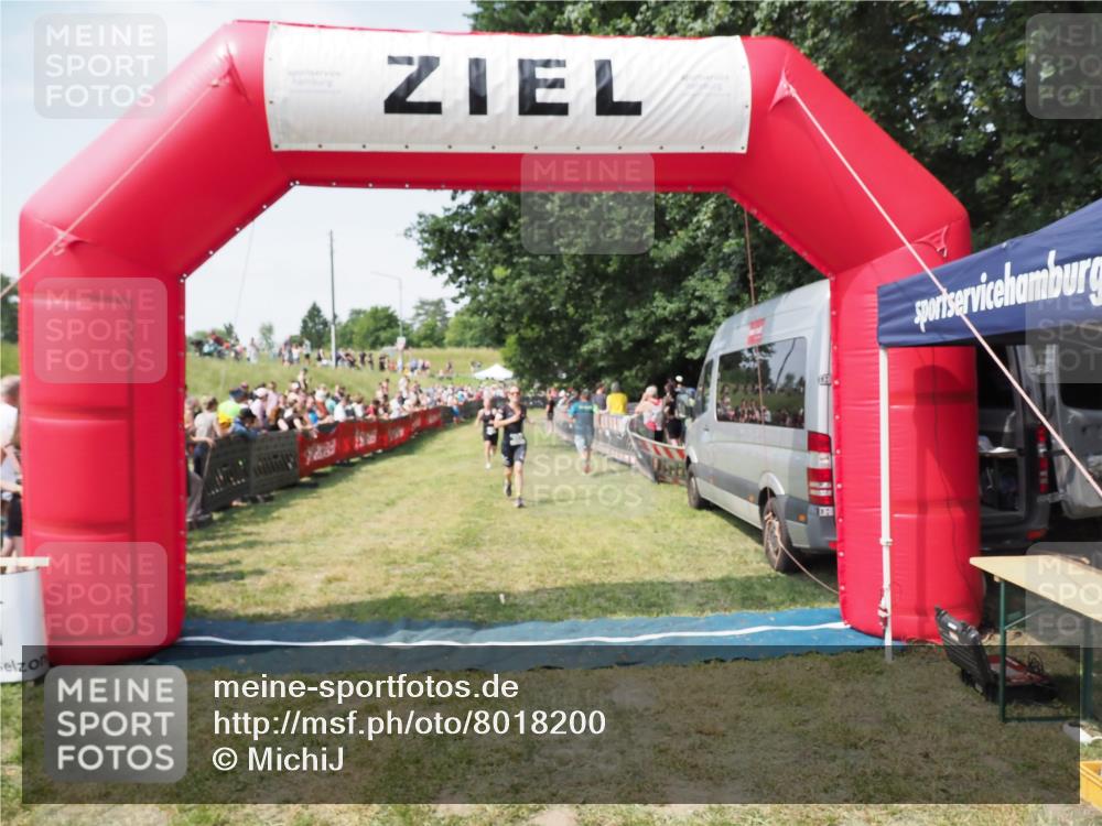21.06.2025 - 27. Vierlanden-Triathlon MichiJ http://msf.ph/oto/8018200 15.06.2026 11:34:06 Ziel 521, 582 meine-sportfotos.de