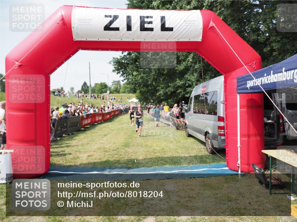 21.06.2025 - 27. Vierlanden-Triathlon MichiJ http://msf.ph/oto/8018204 15.06.2026 11:34:07 Ziel 521, 582 meine-sportfotos.de